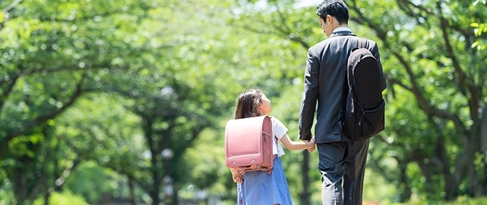 小学校の娘とお父さんが歩いてる写真