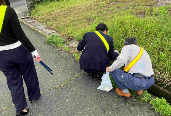 地域清掃をしている社員