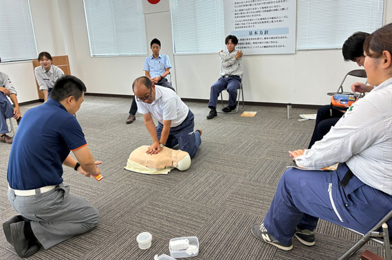 救急救命講習を受講する社員
