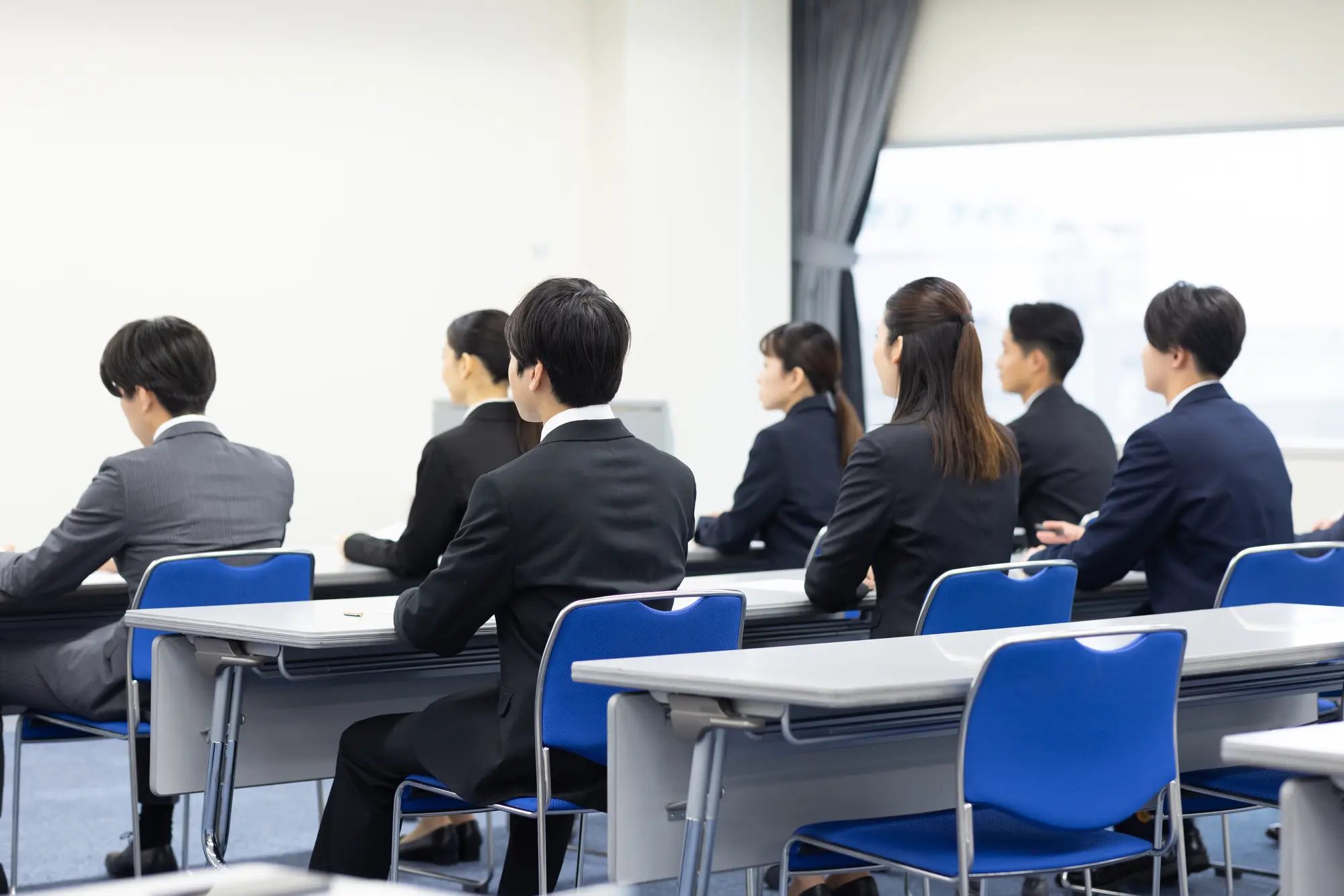 講義を受ける社員