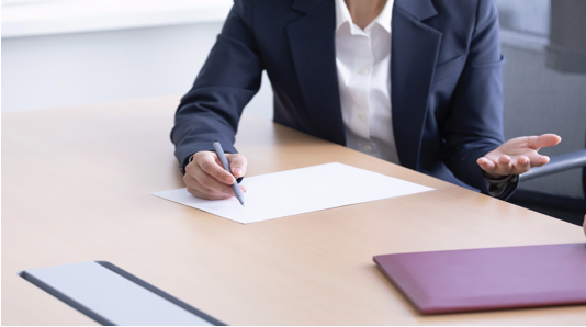 ビジネスマンが提案する様子