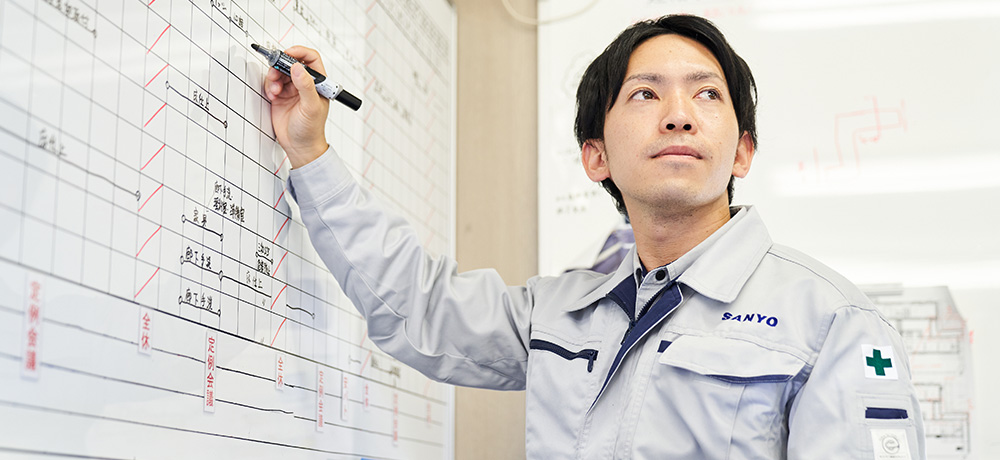 三陽建設の社員が並んでいる写真